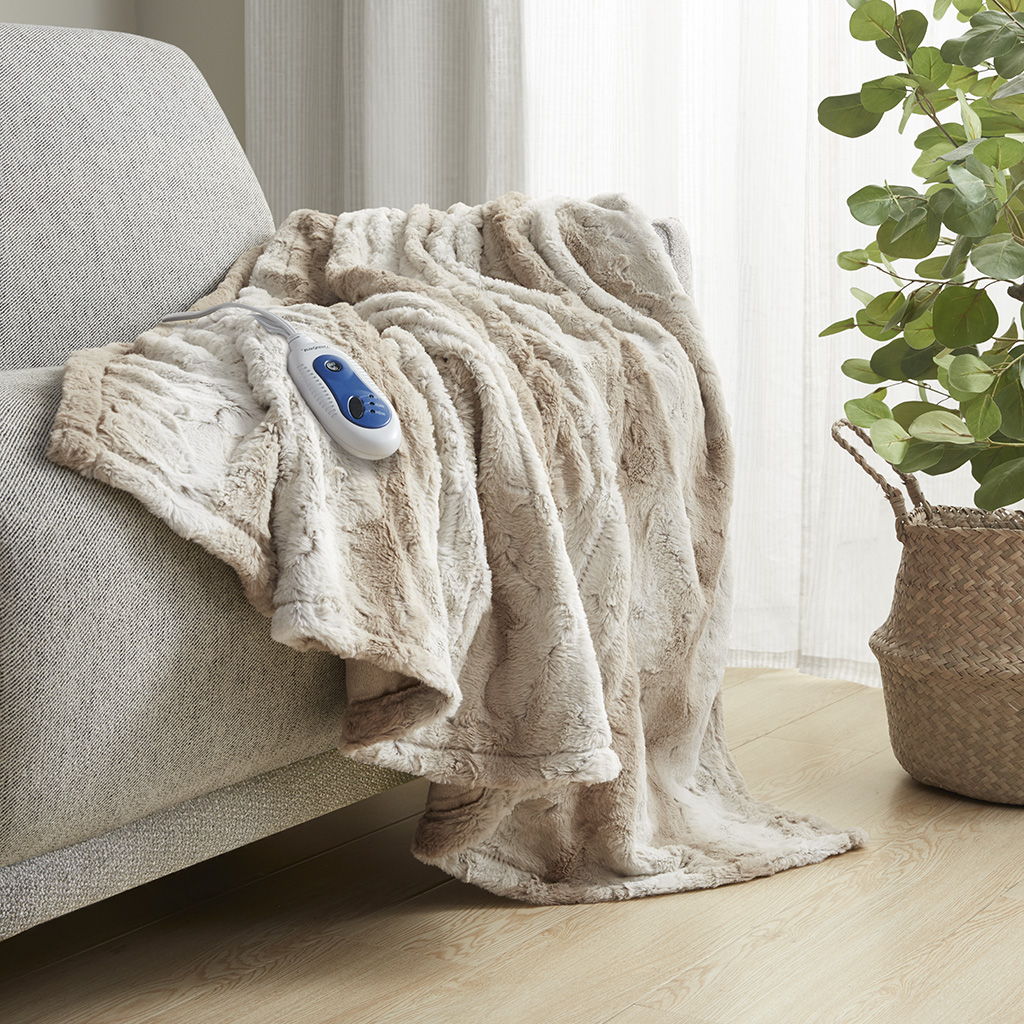 Zuri - Oversized Faux Fur Heated Throw - Sand Beautyrest